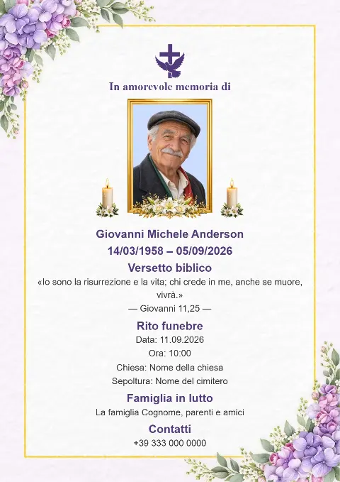 Biglietto funebre bianco con sottile bordo dorato, fiori viola agli angoli inferiori, foto centrale del defunto e candele.