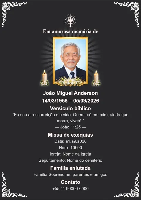 Cartão de funeral preto com moldura ornamental branca nos cantos, fotografia central, velas e cruz branca para homenagem.