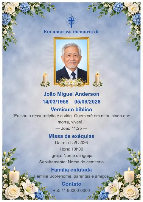 Cartão de funeral azul suave com flores azuis e brancas nas bordas, fotografia central, velas e cruz azul decorativa.
