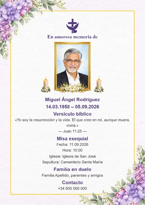 Tarjeta funeraria blanca con un fino borde dorado, flores moradas en las esquinas inferiores, fotografía y velas.